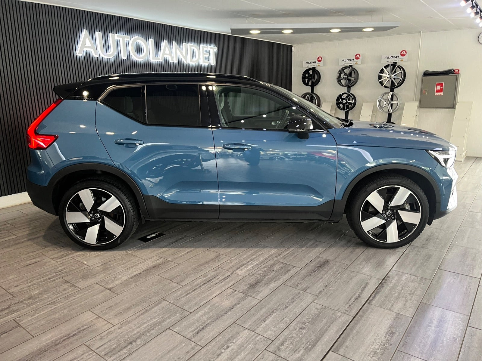Blå Volvo XC40 fra 2023