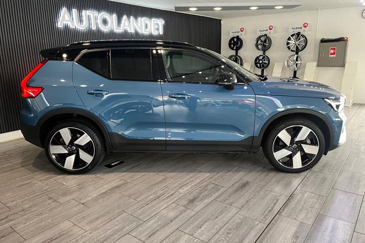 Blå Volvo XC40 fra 2023