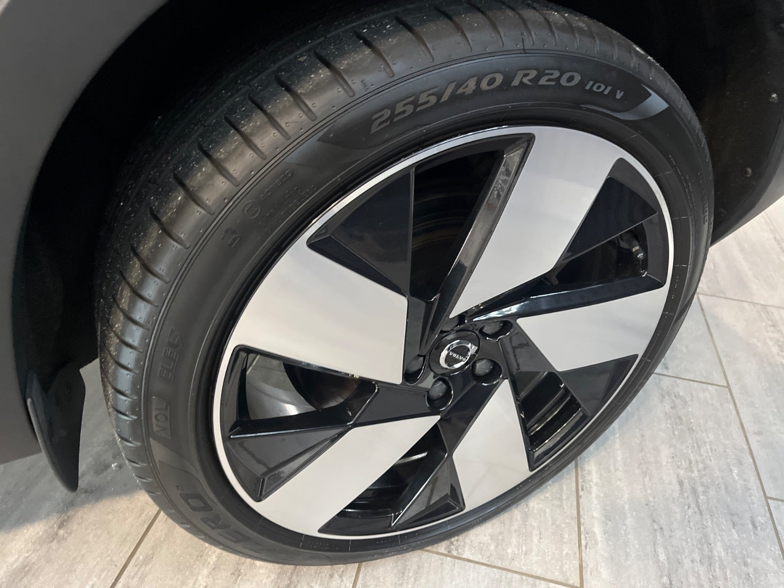Blå Volvo XC40 fra 2023