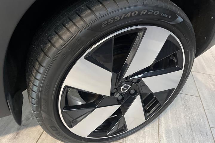 Blå Volvo XC40 fra 2023