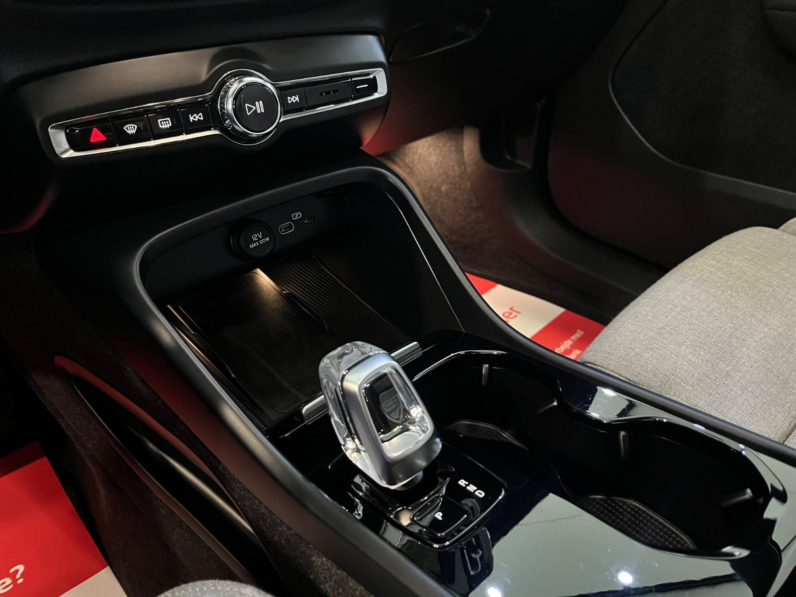 Blå Volvo XC40 fra 2023