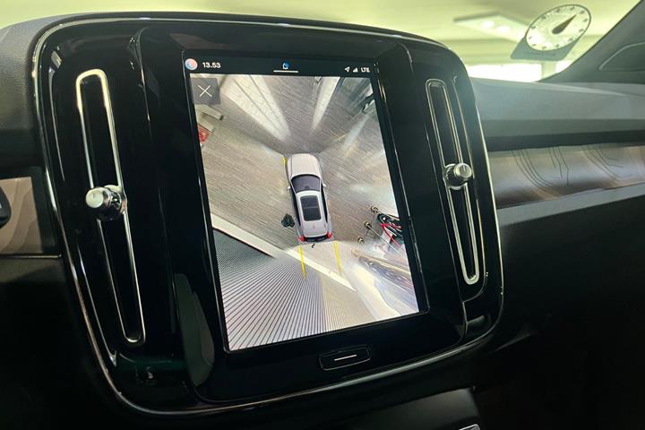 Blå Volvo XC40 fra 2023