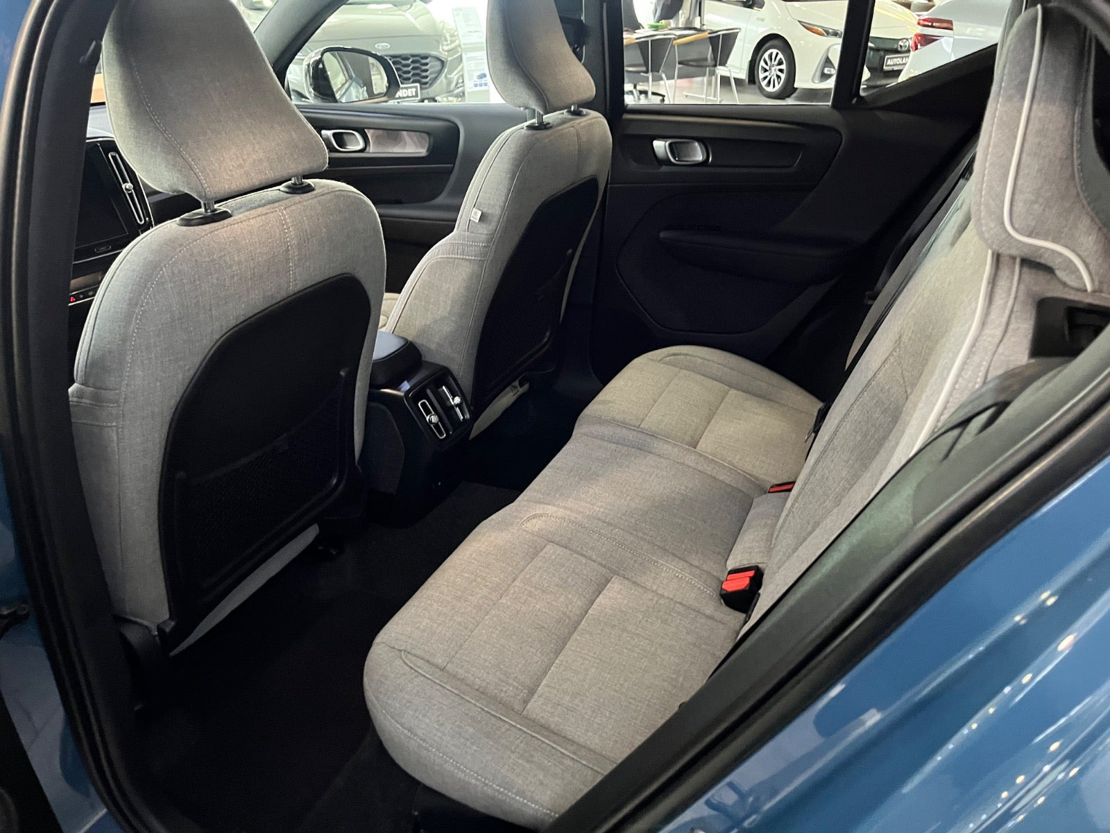Blå Volvo XC40 fra 2023