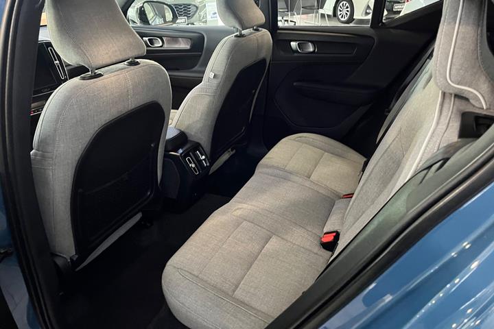 Blå Volvo XC40 fra 2023