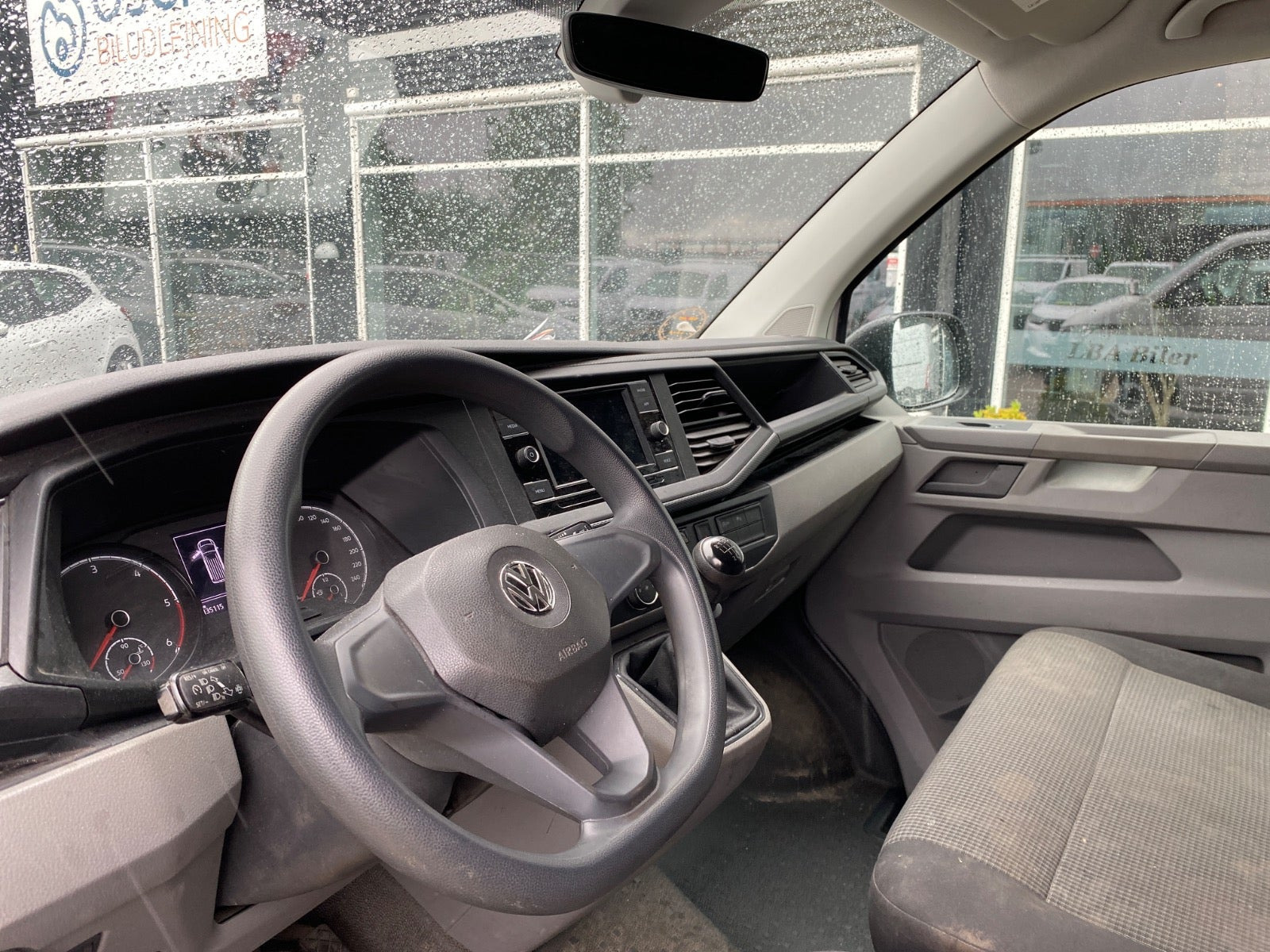 Hvid VW Transporter fra 2020