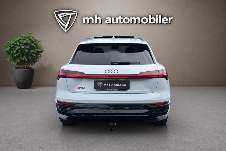 Hvid Audi Q8 e-tron fra 2024