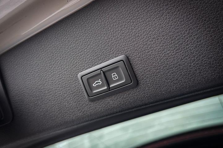 Hvid Audi Q8 e-tron fra 2024