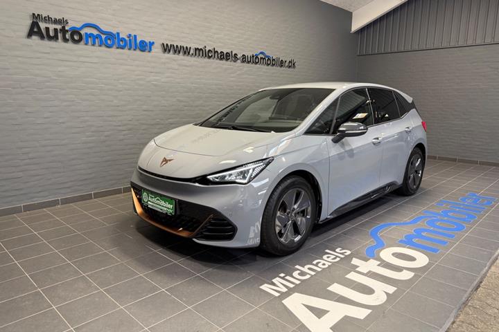 Grå Cupra Born fra 2024 set udefra
