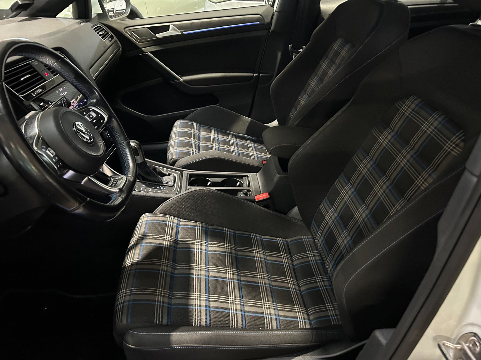 Hvid VW Golf VII fra 2020