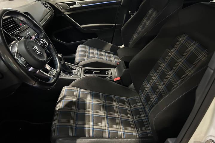 Hvid VW Golf VII fra 2020