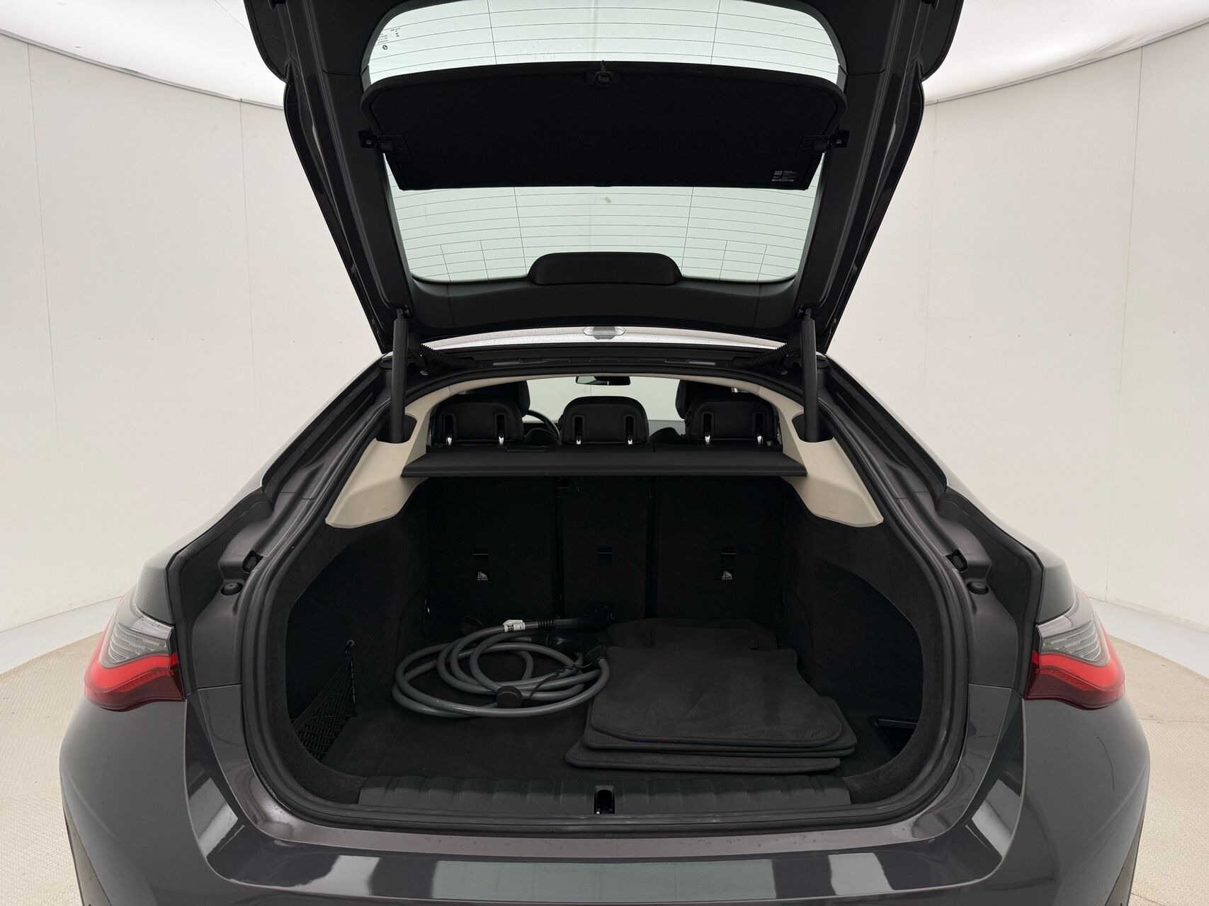 Grå BMW i4 fra 2024