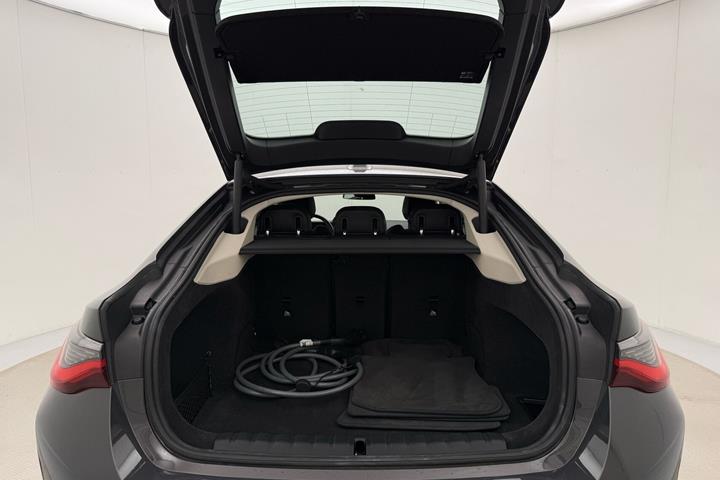 Grå BMW i4 fra 2024
