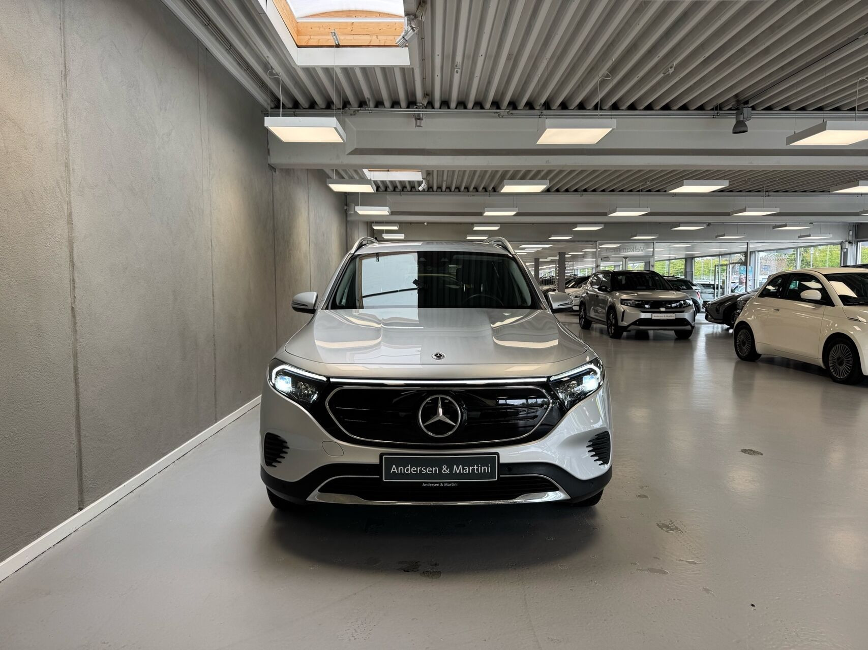 Sølv Mercedes EQB 250 fra 2023