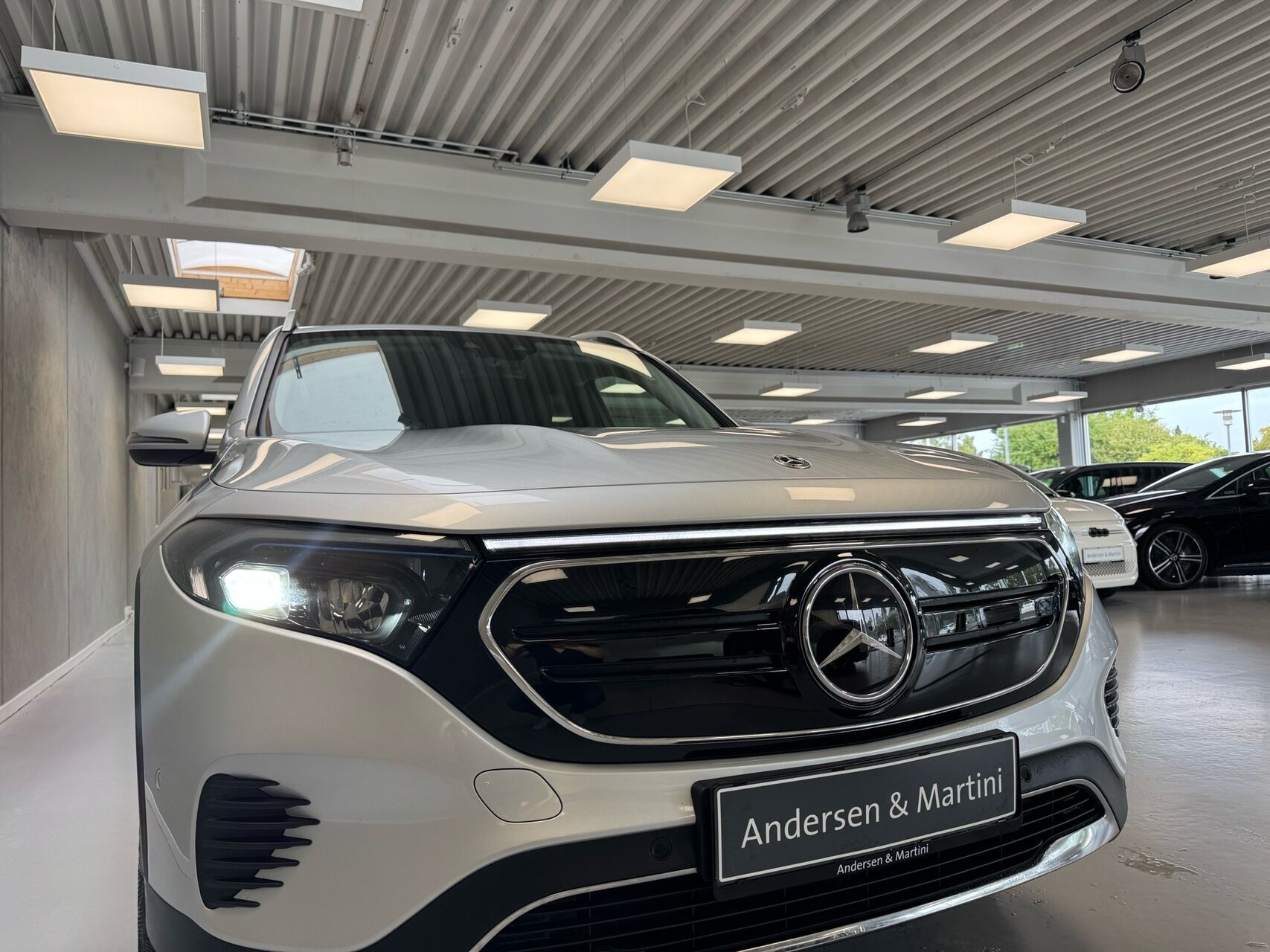 Sølv Mercedes EQB 250 fra 2023