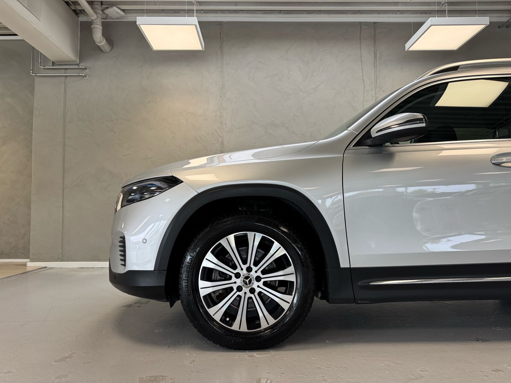 Sølv Mercedes EQB 250 fra 2023
