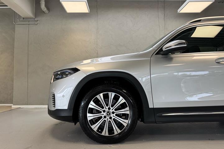 Sølv Mercedes EQB 250 fra 2023