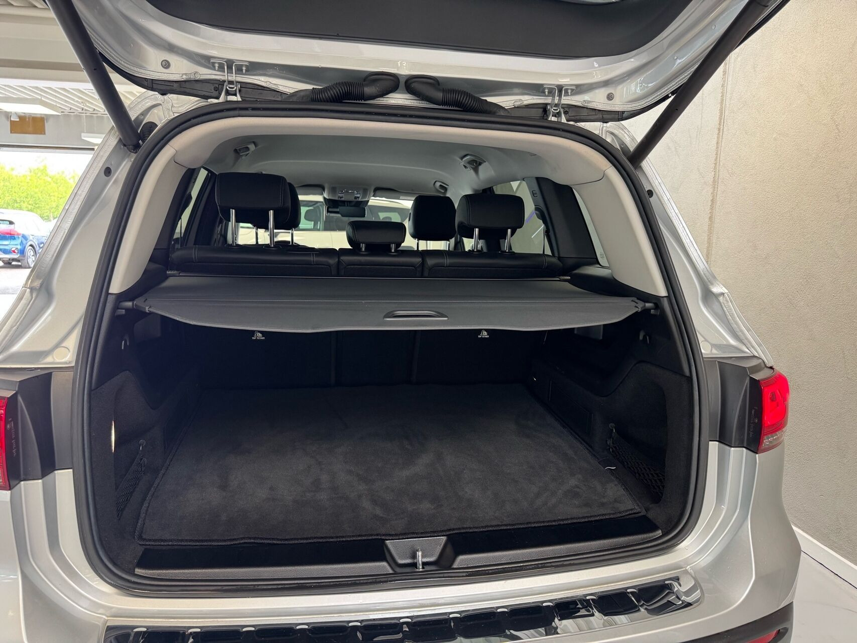 Sølv Mercedes EQB 250 fra 2023