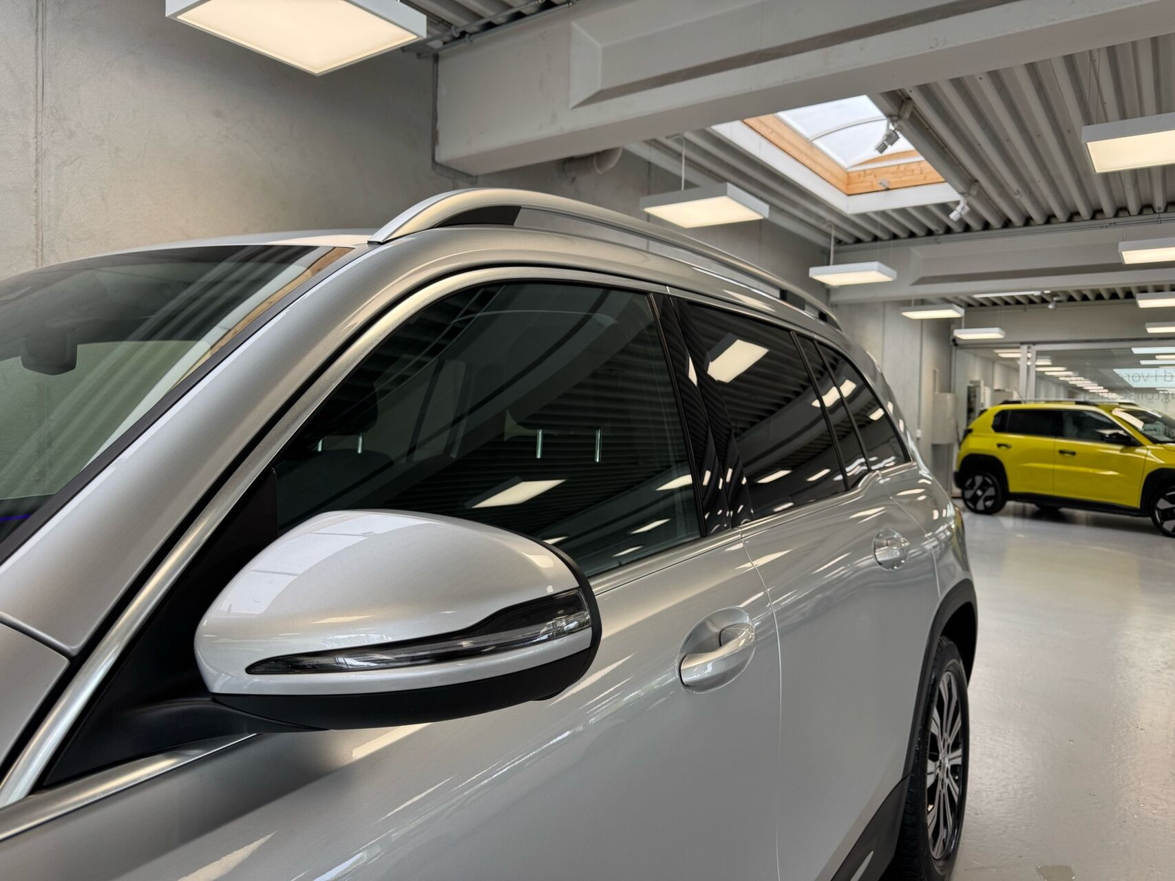 Sølv Mercedes EQB 250 fra 2023