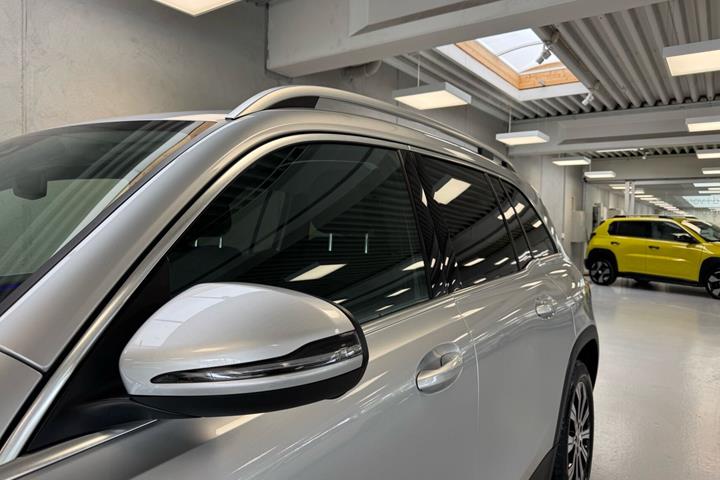 Sølv Mercedes EQB 250 fra 2023