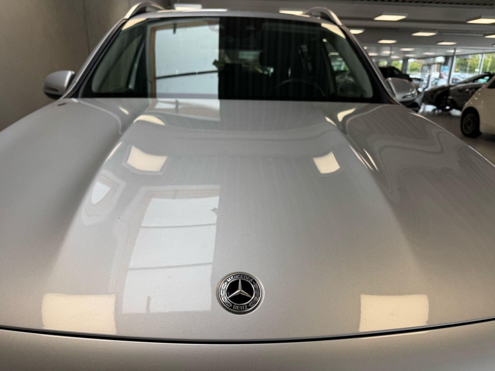 Sølv Mercedes EQB 250 fra 2023