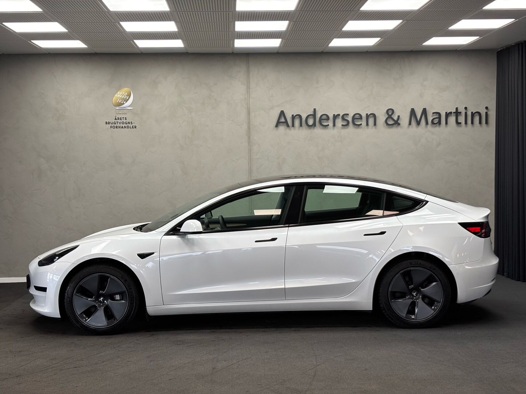 Hvid Tesla Model 3 fra 2021