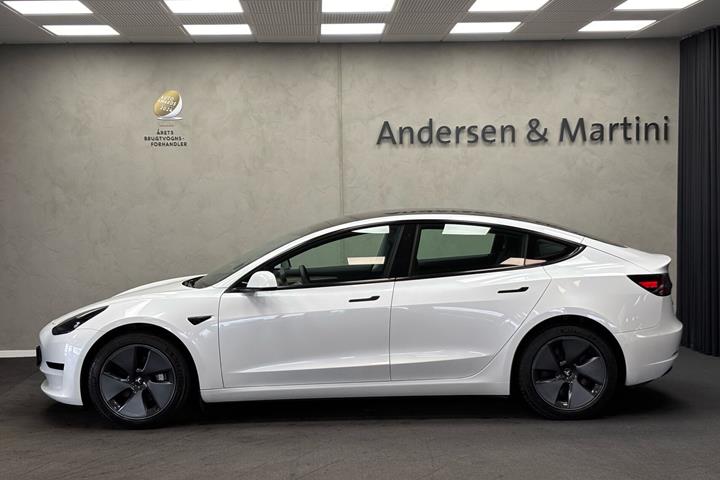 Hvid Tesla Model 3 fra 2021