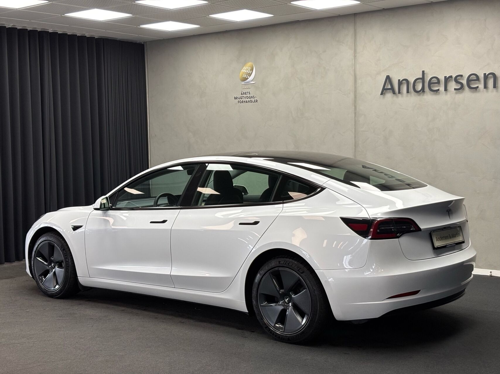 Hvid Tesla Model 3 fra 2021