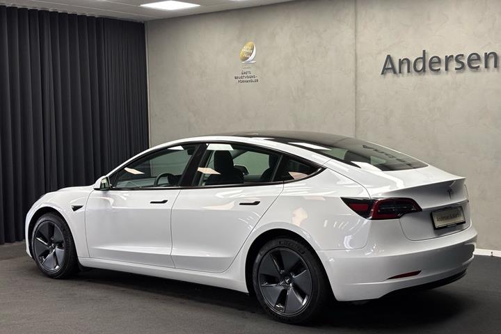 Hvid Tesla Model 3 fra 2021