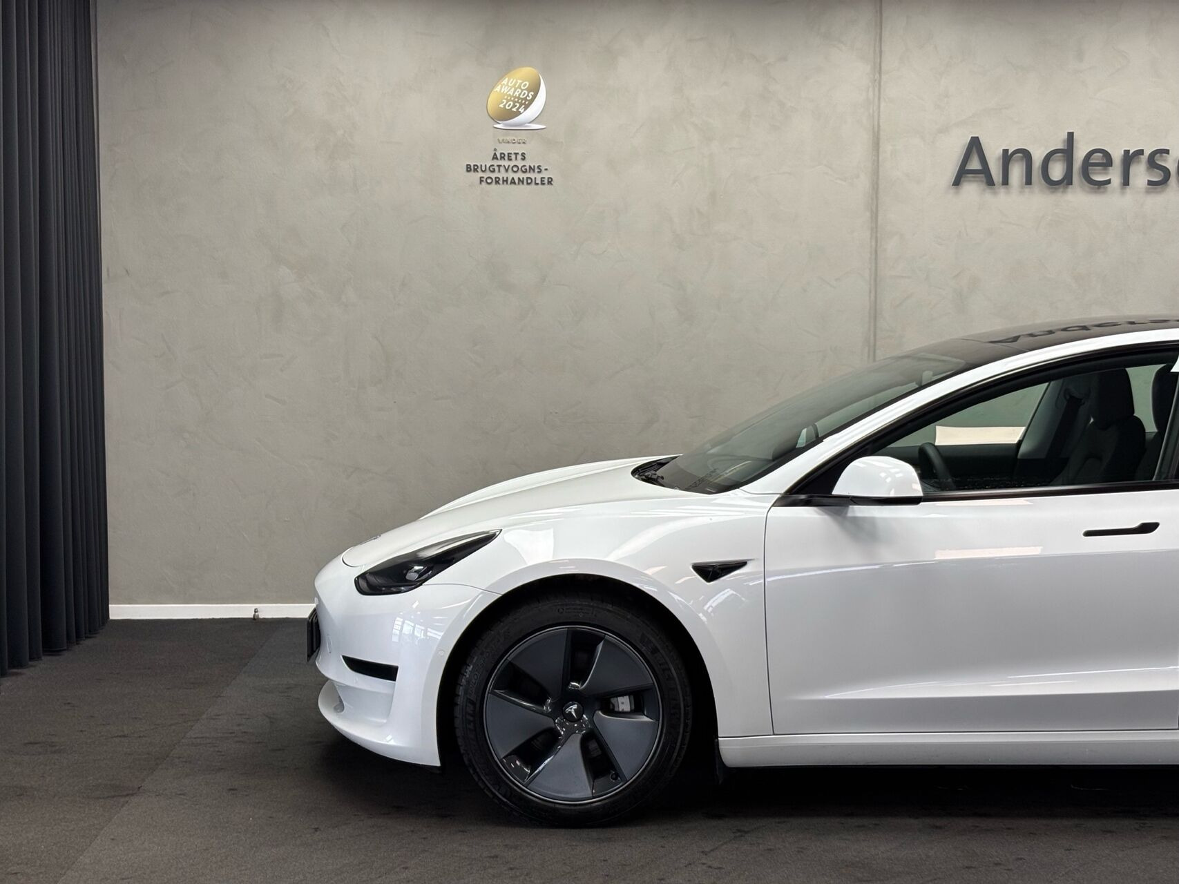 Hvid Tesla Model 3 fra 2021