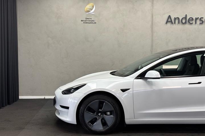 Hvid Tesla Model 3 fra 2021