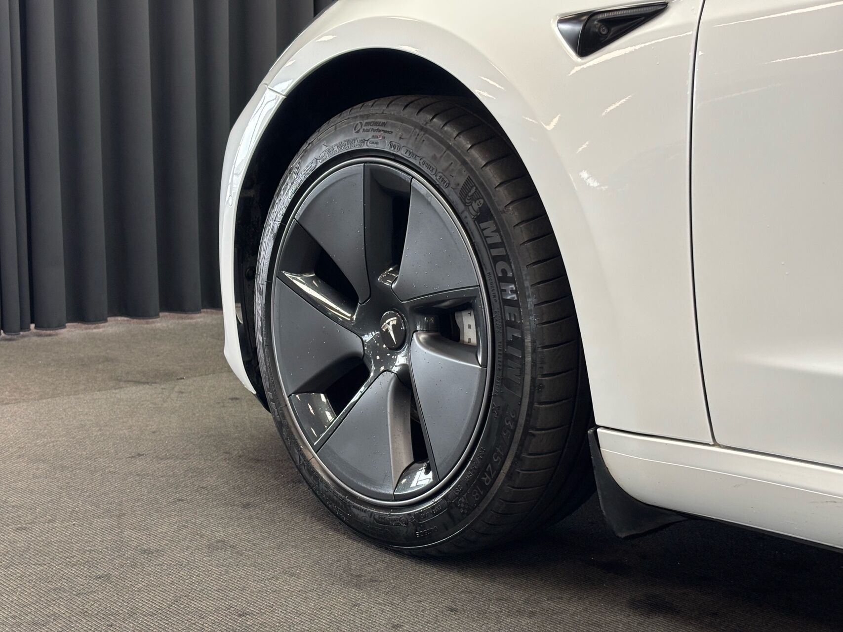 Hvid Tesla Model 3 fra 2021