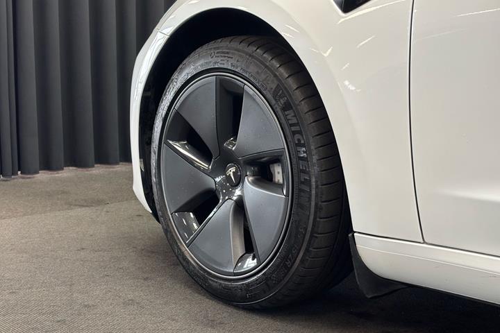 Hvid Tesla Model 3 fra 2021