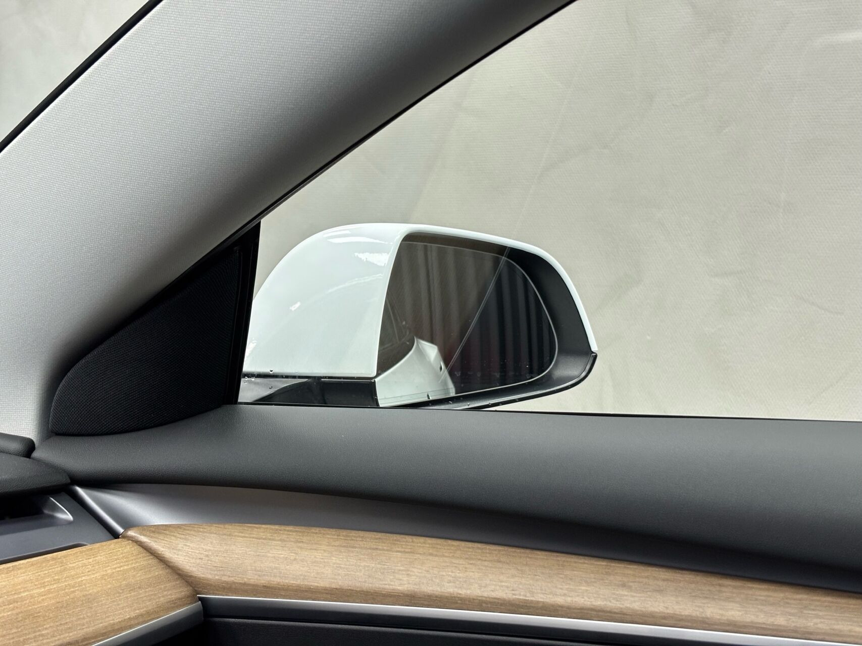 Hvid Tesla Model 3 fra 2021