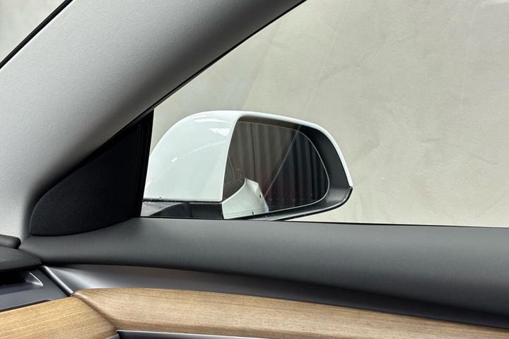 Hvid Tesla Model 3 fra 2021