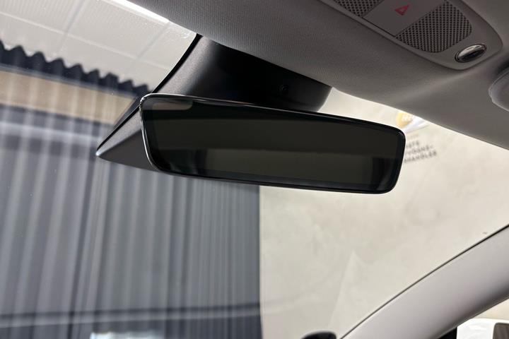 Hvid Tesla Model 3 fra 2021