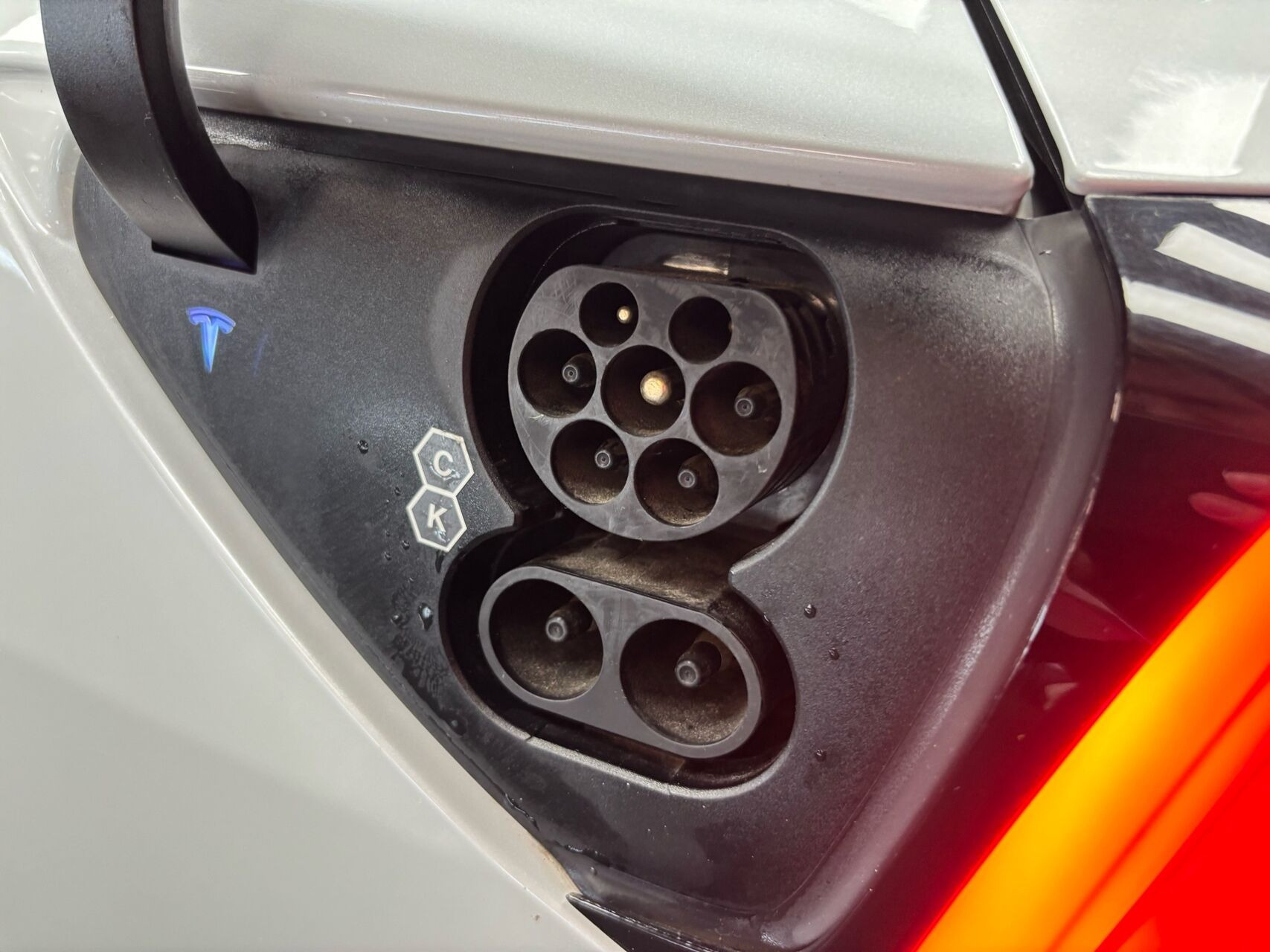 Hvid Tesla Model 3 fra 2021