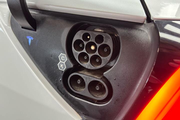 Hvid Tesla Model 3 fra 2021