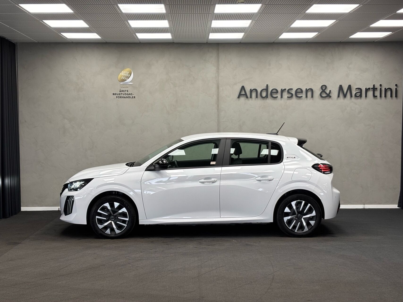 Hvid Peugeot e-208 fra 2025