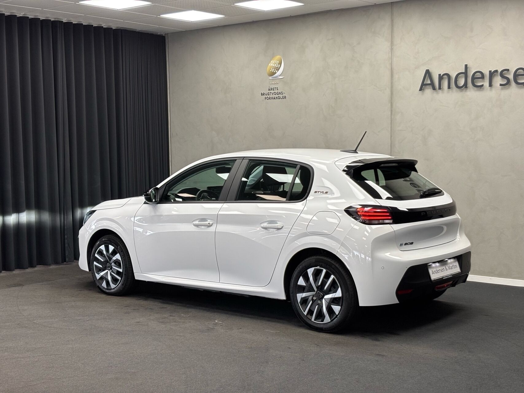 Hvid Peugeot e-208 fra 2025