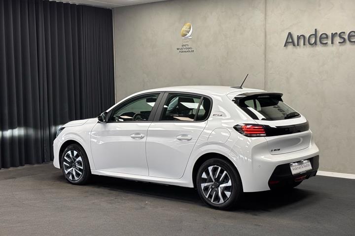 Hvid Peugeot e-208 fra 2025