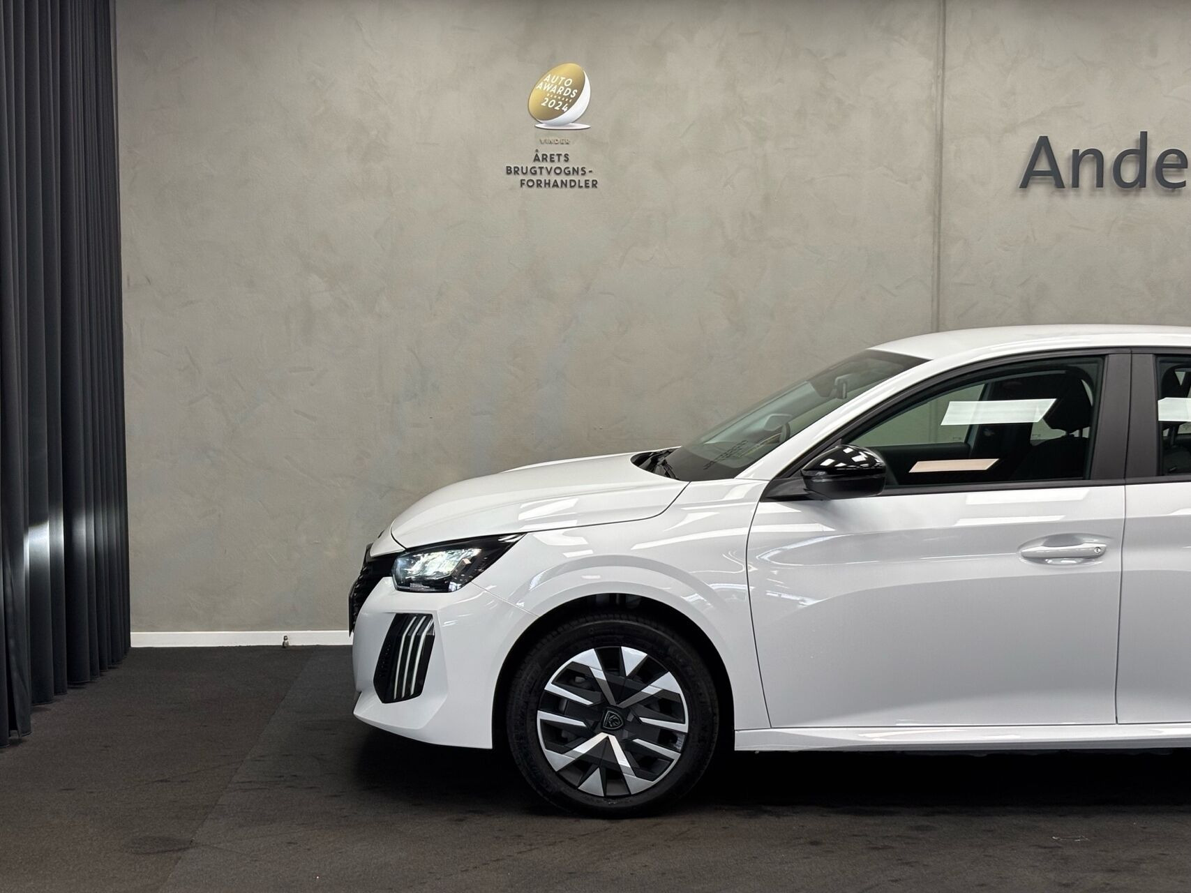 Hvid Peugeot e-208 fra 2025