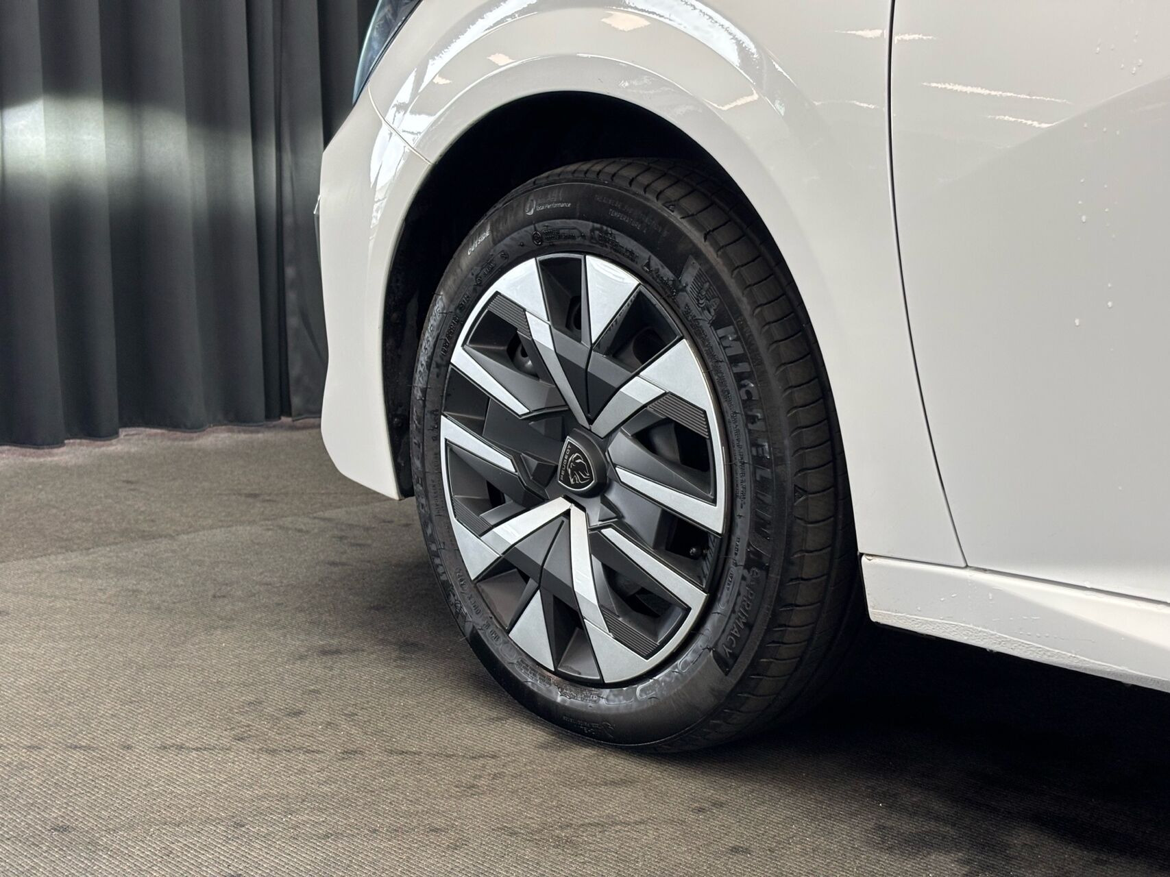 Hvid Peugeot e-208 fra 2025