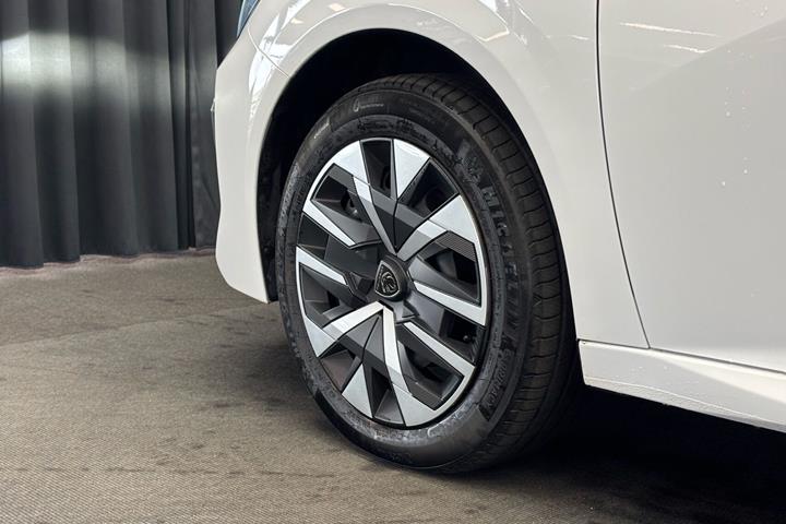 Hvid Peugeot e-208 fra 2025