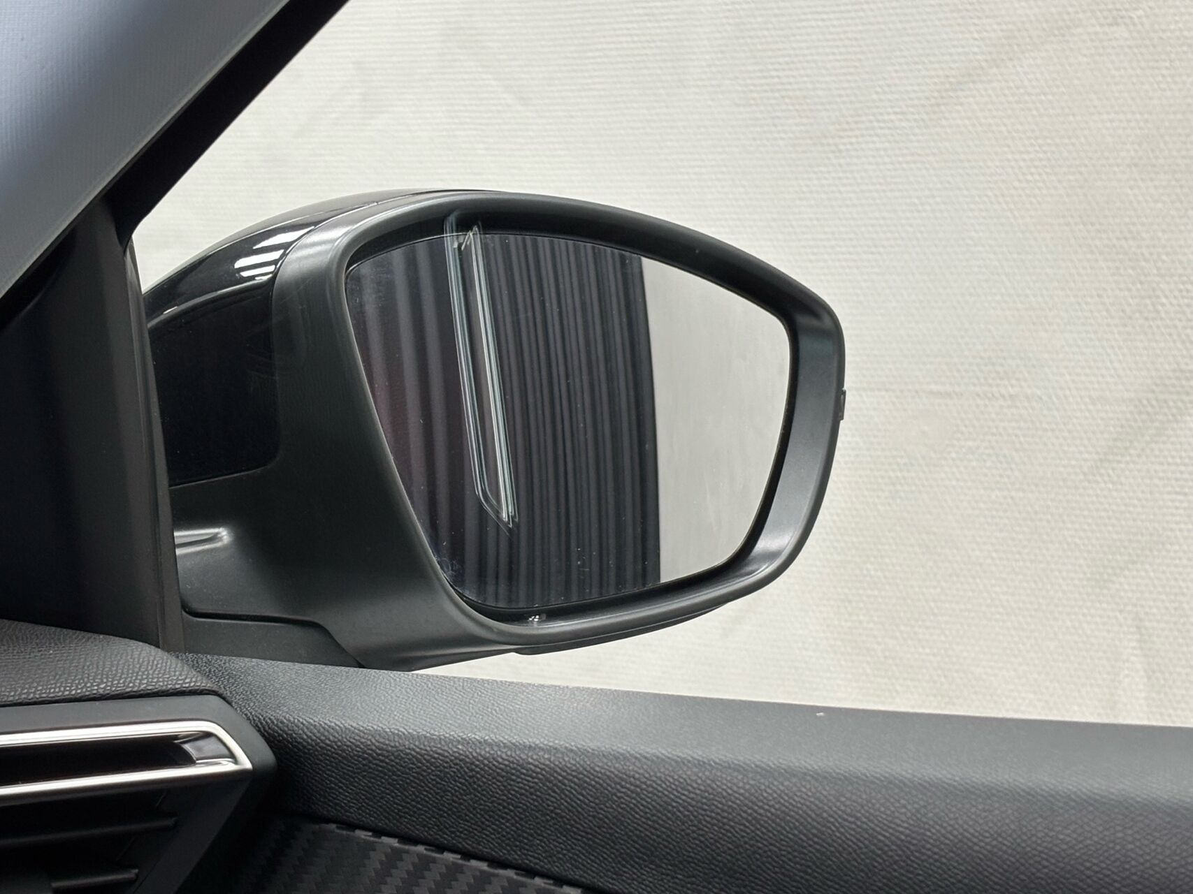 Hvid Peugeot e-208 fra 2025