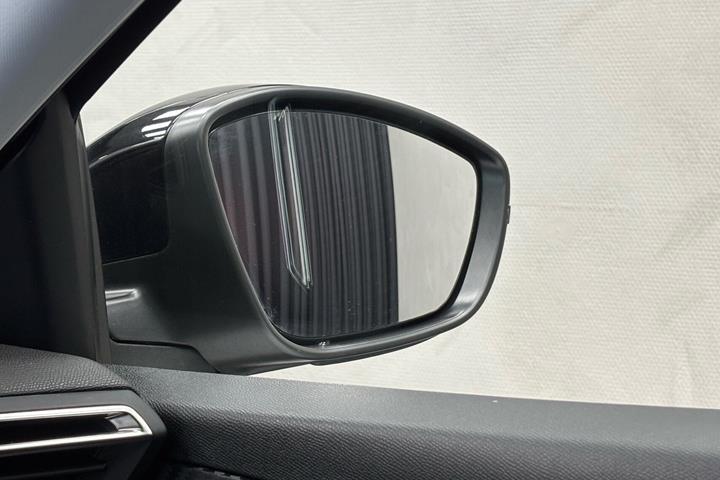 Hvid Peugeot e-208 fra 2025