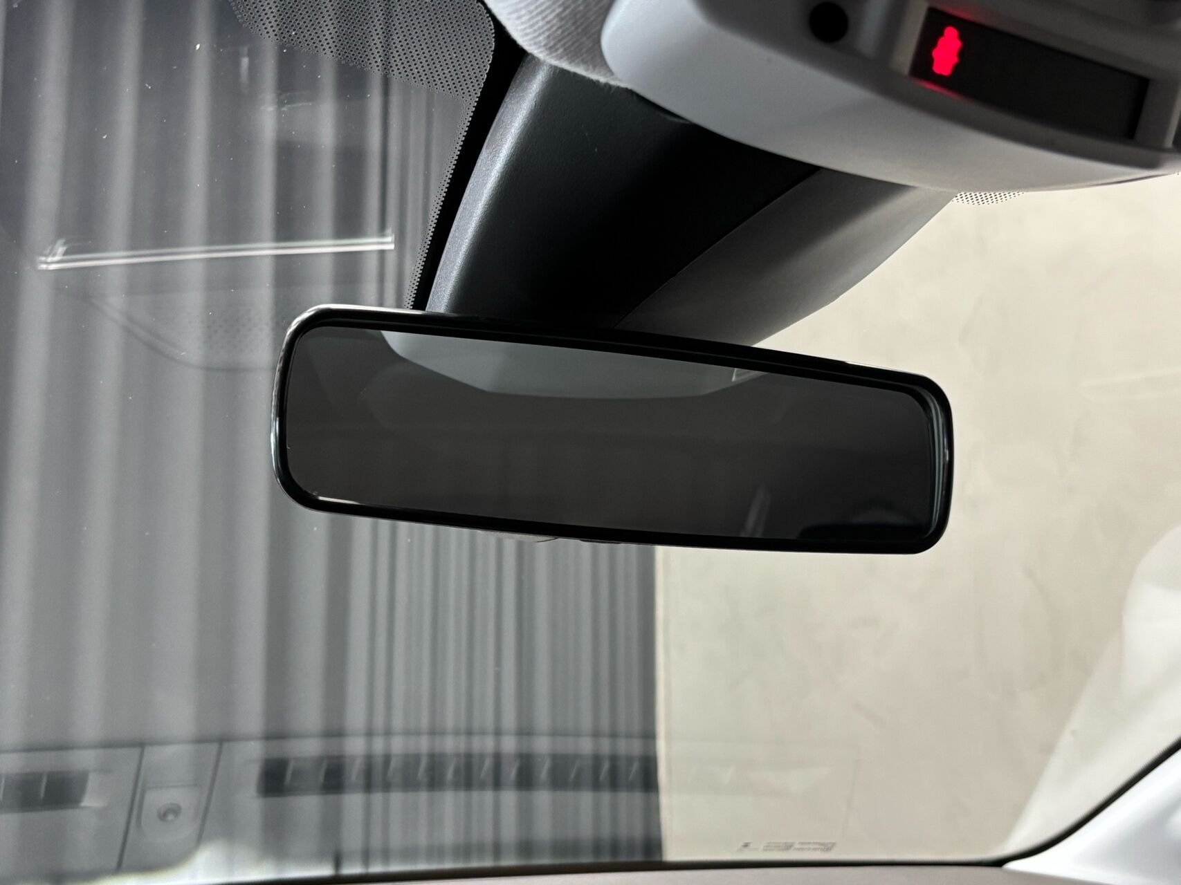 Hvid Peugeot e-208 fra 2025