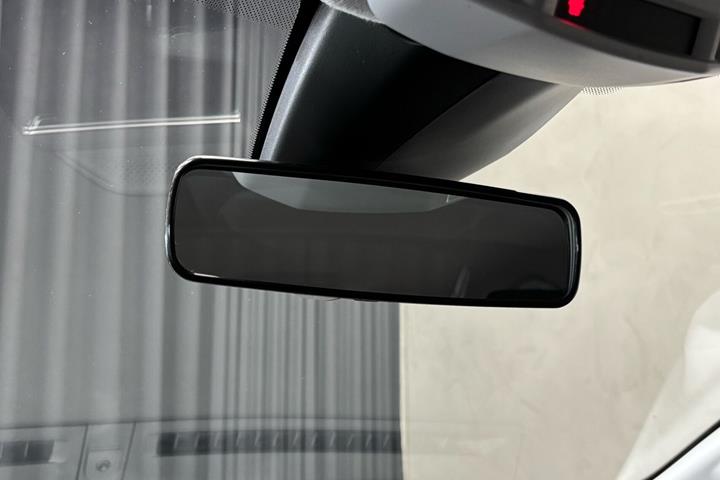 Hvid Peugeot e-208 fra 2025