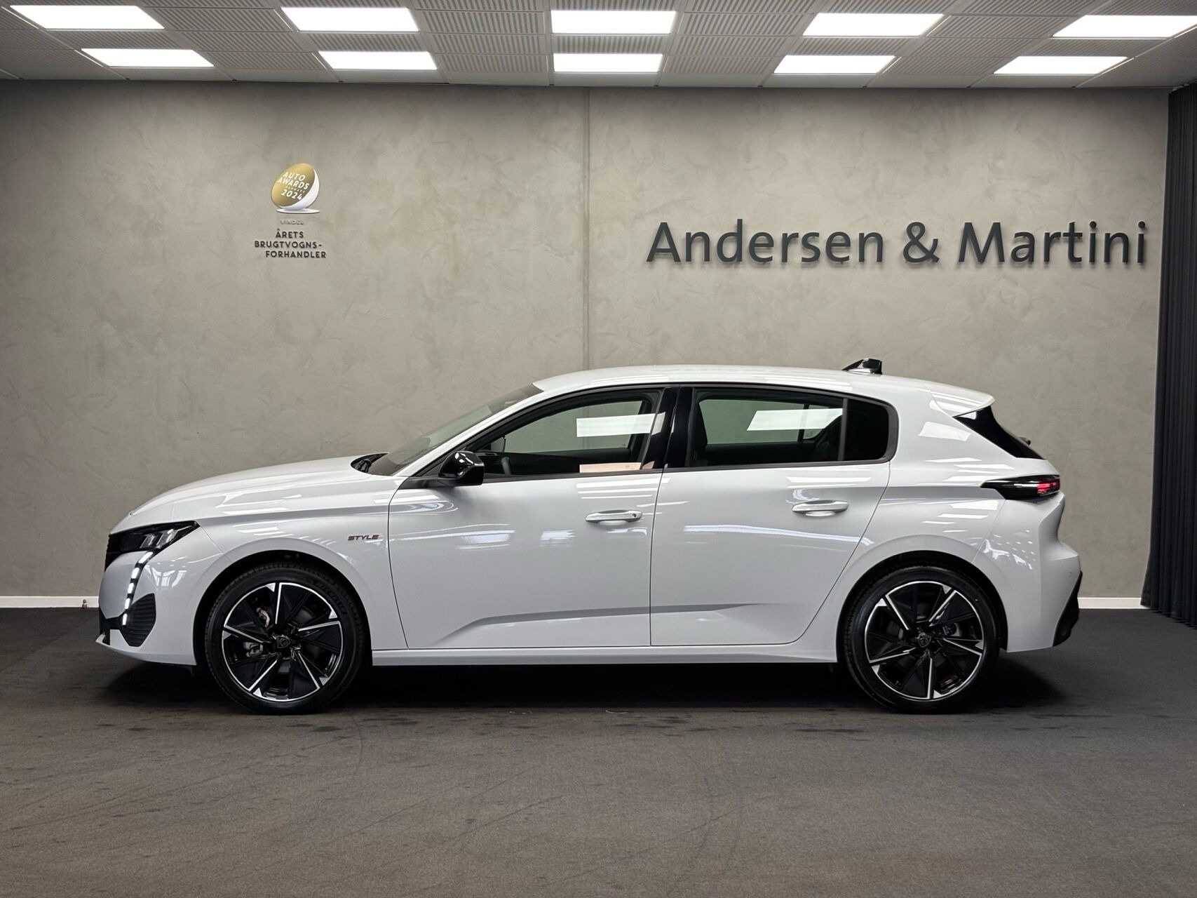 Hvid Peugeot E-308 fra 2025