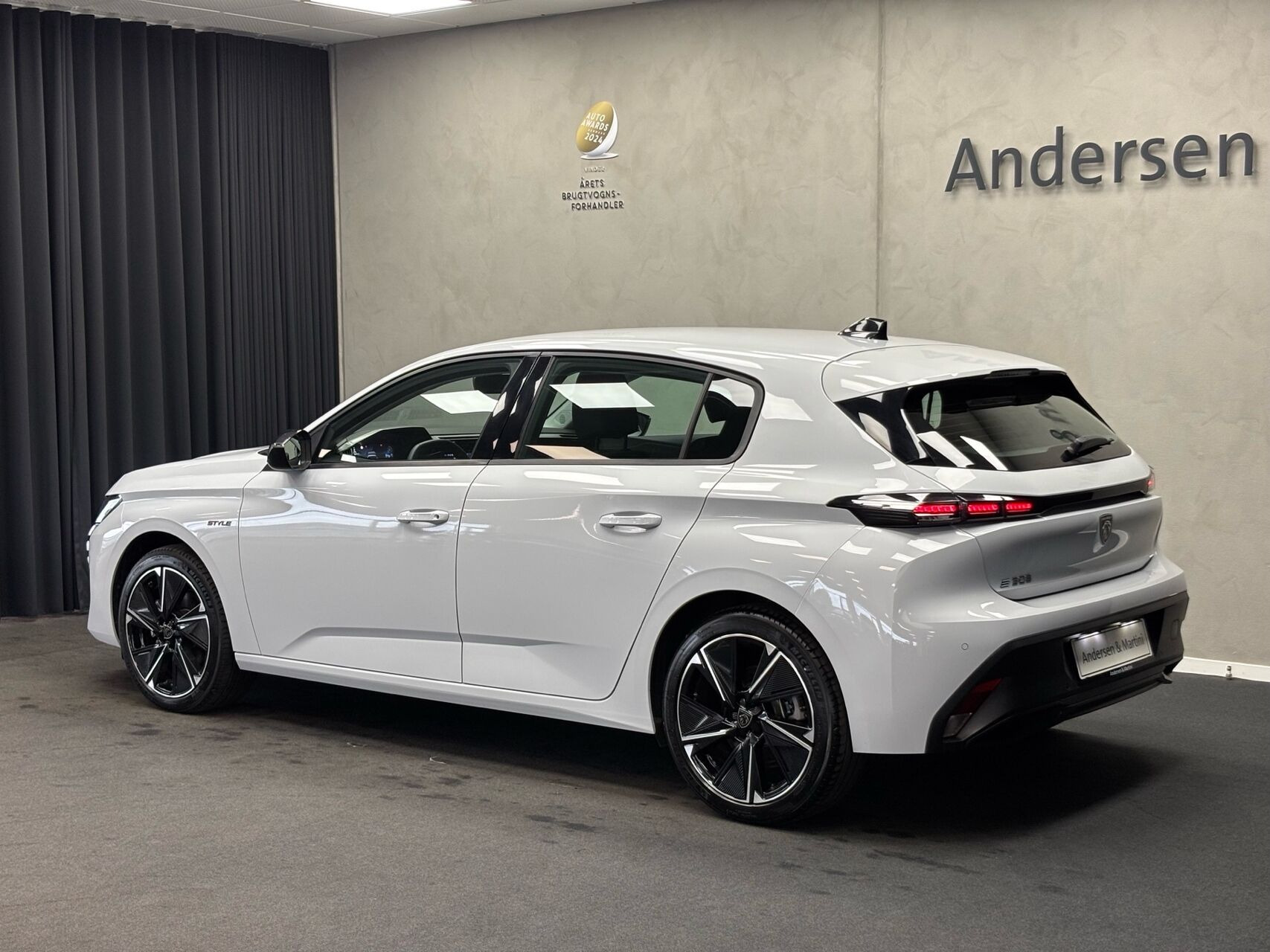 Hvid Peugeot E-308 fra 2025