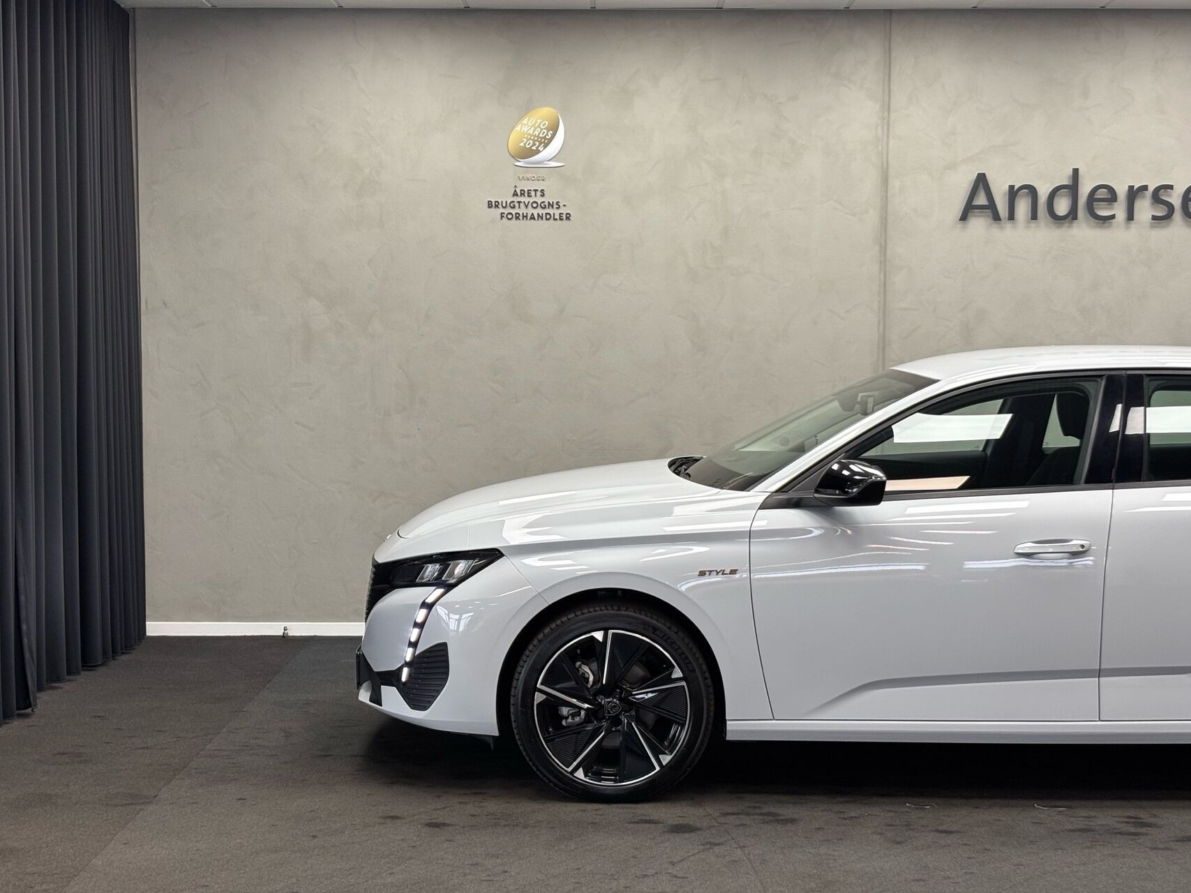 Hvid Peugeot E-308 fra 2025